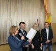 Nagroda dla Państwa Doroty i Karola Kania - Laureatów XXI edycji Ogólnopolskiego Konkursu : ˝Rolnik-Farmer Roku˝