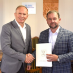 Podpisanie umowy: po lewej Starosta Powiatu Nowomiejskiego Edward Żuralski, po prawej Wójt Gminy Biskupiec Arkadiusz Dobek