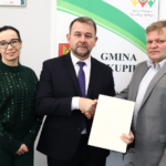Na zdjęciu od lewej: Wioletta Sagan - Skarbnik Gminy Biskupiec, Arkadiusz Dobek - Wójt Gminy Biskupiec, Leszek Zapolski - reprezentant "ZDU Komunalka"