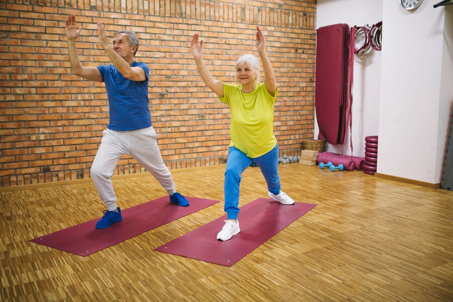 seniorzy podczas gimnastyki