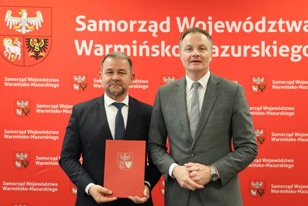 Po lewej: Wójt Gminy Biskupiec Arkadiusz Dobek, po prawej: Marszałek Województwa Warmińsko-Mazurskiego Mateusz Kuchciński